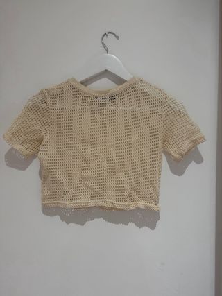 Top Bershka rejilla corto beige talla única