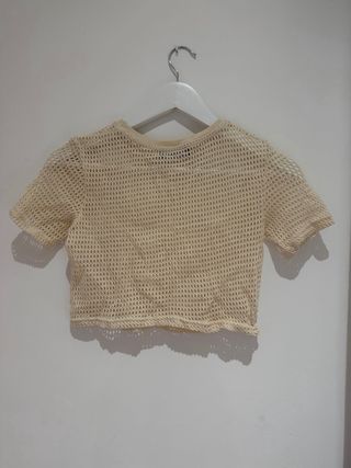 Top Bershka rejilla corto beige talla única