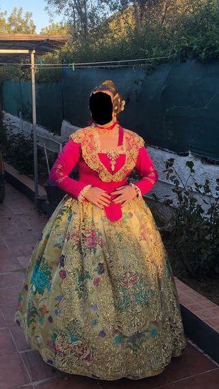 Traje de Fallera Seda Natural Bordado a Mano