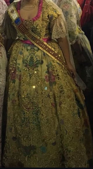 Traje de Fallera Seda Natural Bordado a Mano