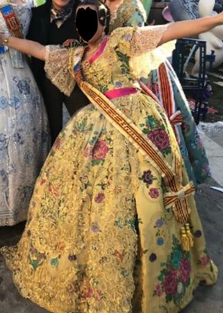 Traje de Fallera Seda Natural Bordado a Mano