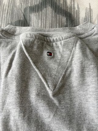 Camiseta Tommy Hilfiger Gris Manga Larga