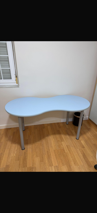 Mesa de estudio azul y gris