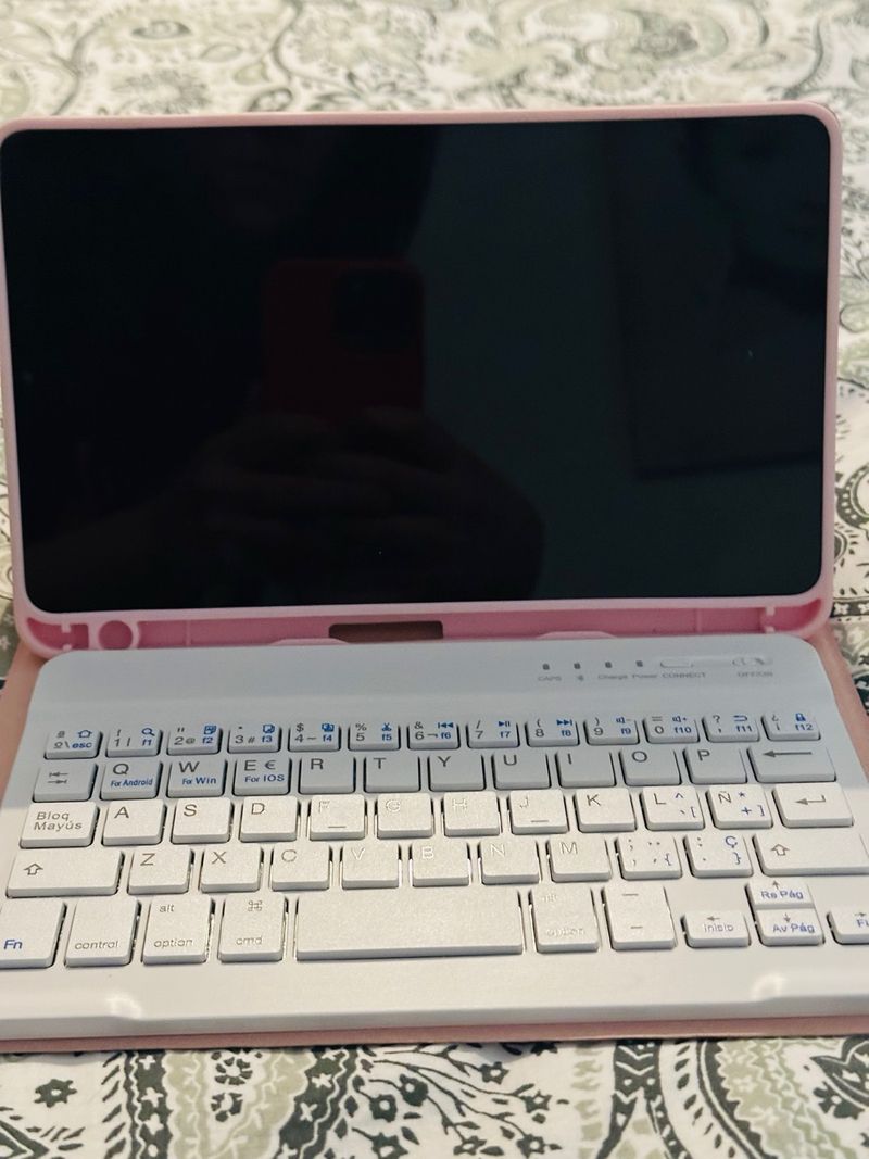 Tablet Samsung Galaxy A9 con funda y teclado