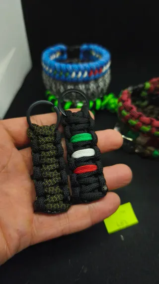 Set 8pz  Bracciali e Portachiavi Paracord L83