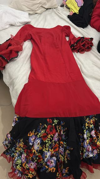 Vestido de flamenca rojo con volantes