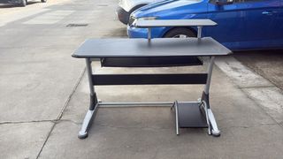 Mesa escritorio con bandeja superior