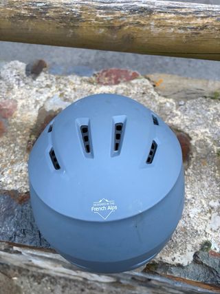 Casco de esquí gris con visera