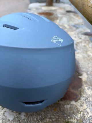 Casco de esquí gris con visera