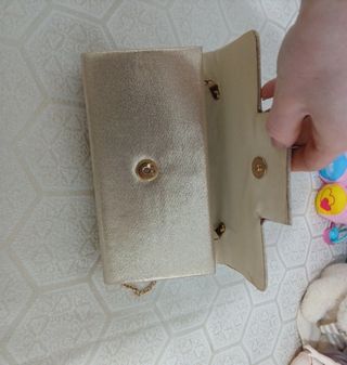 Pochette beige con catena dorata