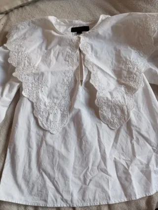 Blusa blanca con cuello maxi