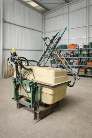 Pulverizadora agrícola con barras plegables