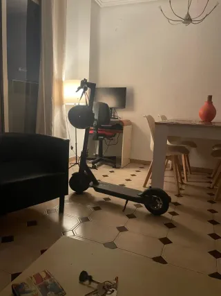 Patinete eléctrico negro ,incluye casco,cargador,