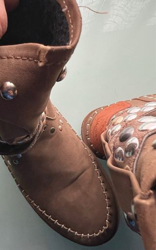 Botas marrones con tachuelas plateadas