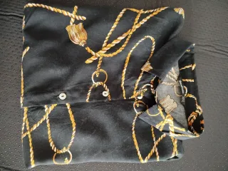 Blusa negra con estampado dorado