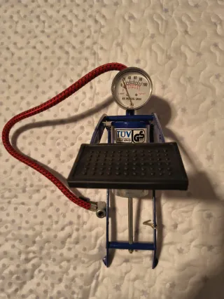 Bomba de pie para neumáticos con manómetro