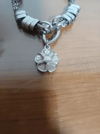 Pulsera plateada con charm de flor