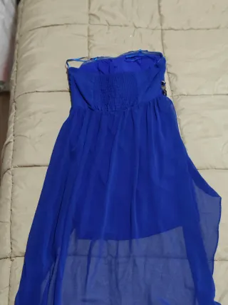 Vestido de noche azul con pedrería