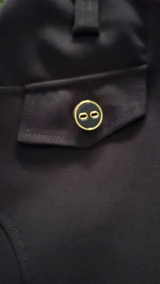 Falda tubo negra con solapas.