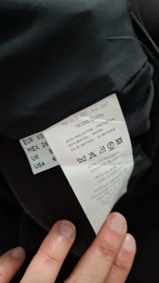 Falda tubo negra con solapas.