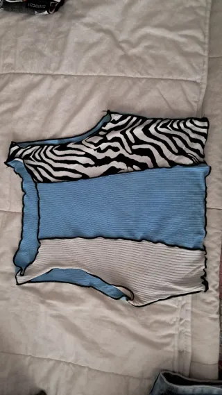 Canottiera cropped fantasia zebra e blu