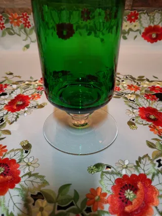 Pieza de cristal verde con tapa