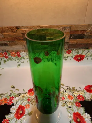 Pieza de cristal verde con tapa