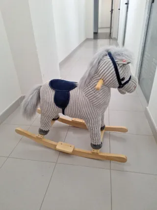 Caballito balancín de peluche gris