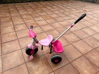 Triciclo infantil rosa con manillar