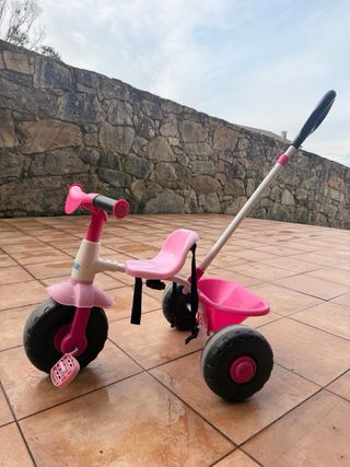 Triciclo infantil rosa con manillar
