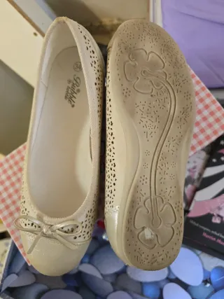 Manoletinas niña beige y doradas talla 34.