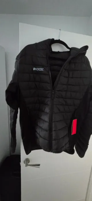 Abrigo verde acolchado con capucha..