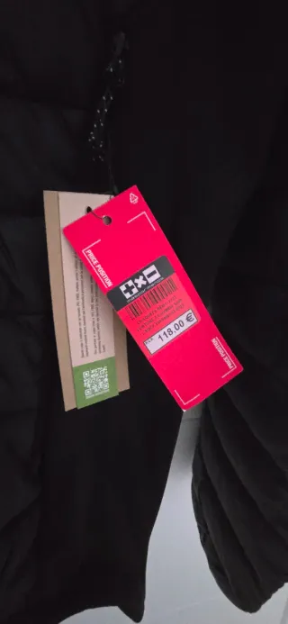 Abrigo verde acolchado con capucha..