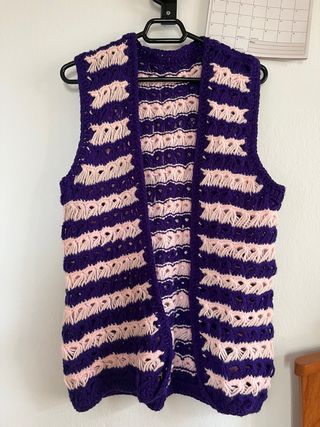 Chaleco de lana morado y rosa hecho a mano
