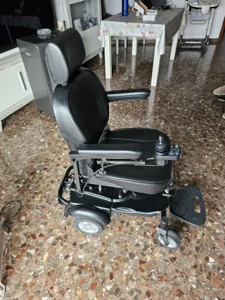 Silla de ruedas eléctrica compacta