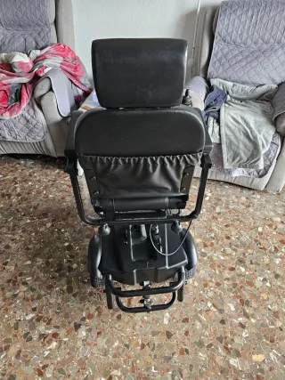Silla de ruedas eléctrica compacta