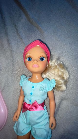 Nancy Peluquera con tocador y accesorios incluye