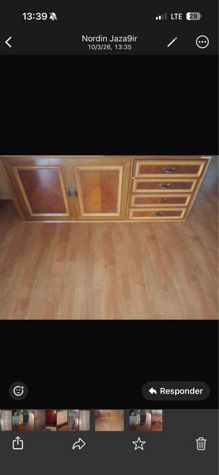 Muebles de madera, calentador y colchón