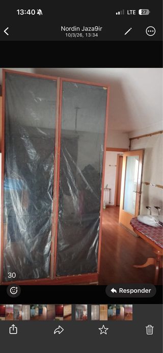 Muebles de madera, calentador y colchón