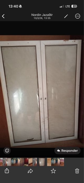 Muebles de madera, calentador y colchón