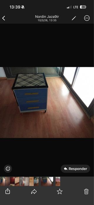 Muebles de madera, calentador y colchón