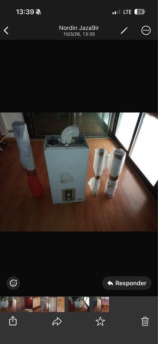 Muebles de madera, calentador y colchón