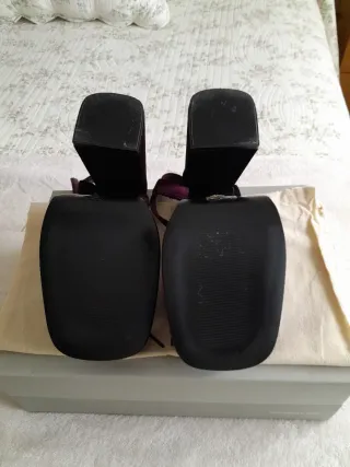 Sandalias terciopelo burdeos