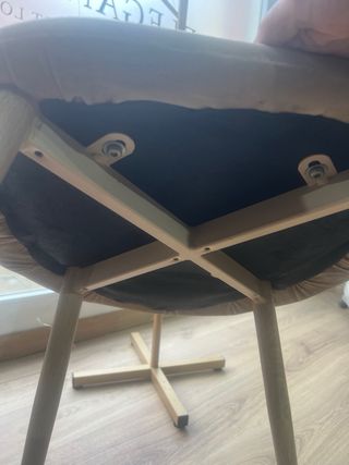 Silla de terciopelo beige y madera