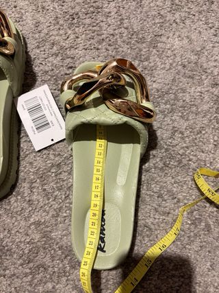 Sandalias Kamoa verde menta con cadena dorada