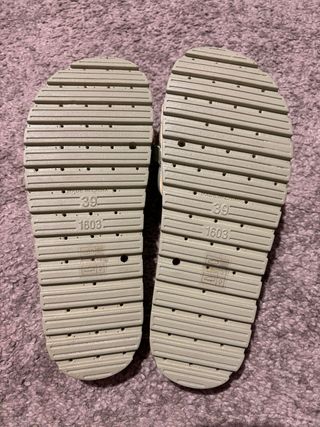 Sandalias Kamoa verde menta con cadena dorada