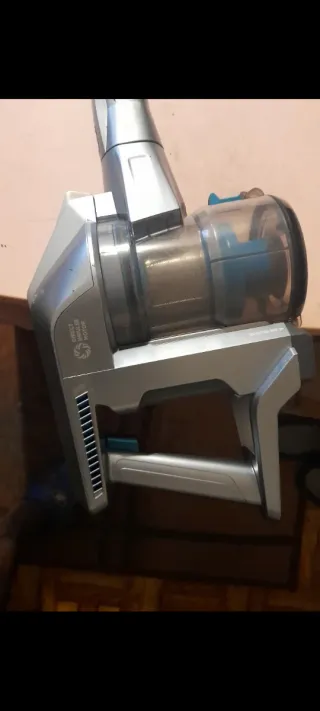 Aspirador escoba azul en buen estado