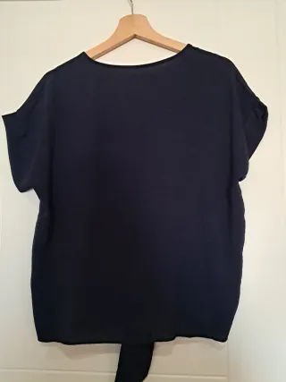 Camisa azul marino anudada .