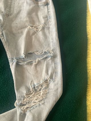 Vaqueros Bershka desgastados