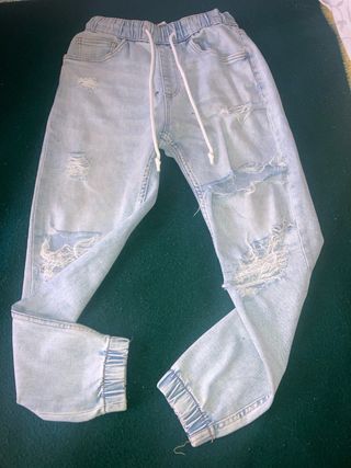 Vaqueros Bershka desgastados